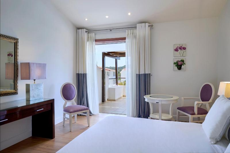 Deluxe Double Room with Sea View image 4