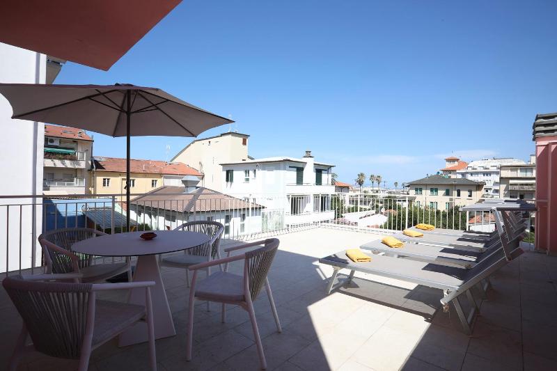 Triple Room with Balcony image 3
