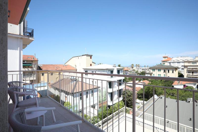 Triple Room with Balcony image 2