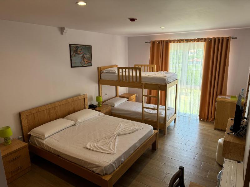Double Room image 3