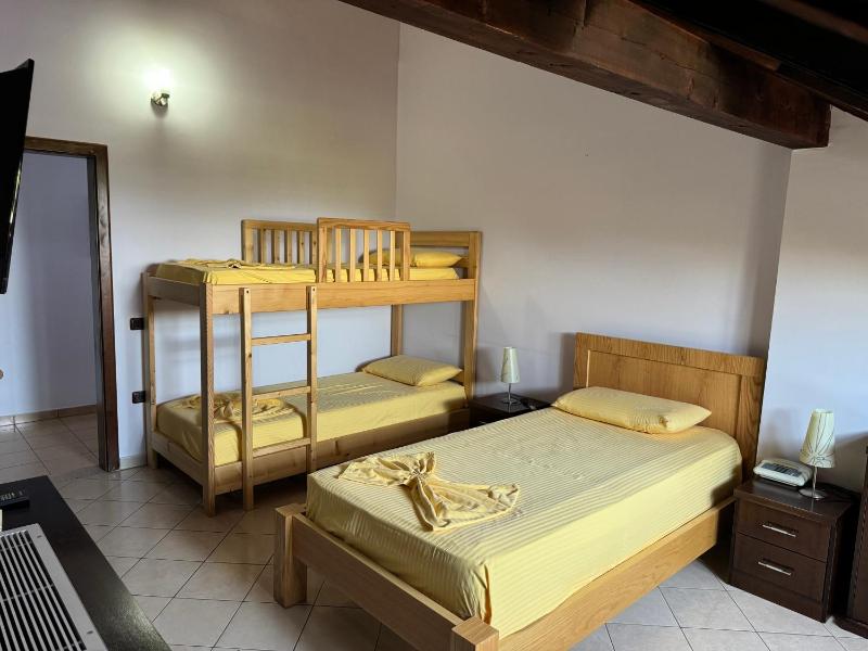 Standard Triple Room image 4
