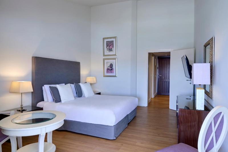 Deluxe Double Room with Sea View image 3