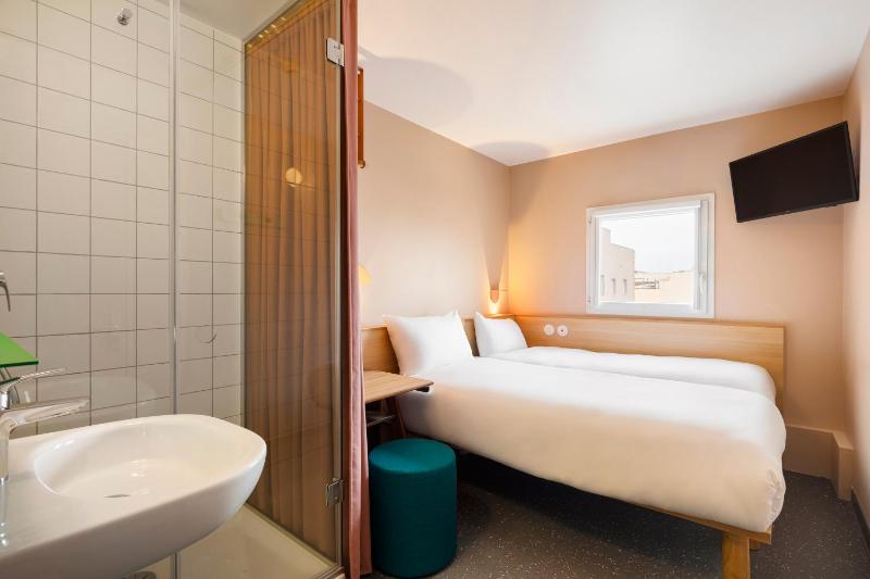 POP Twin Room image 1