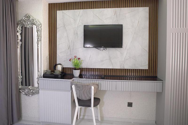 Twin Room with Balcony image 4