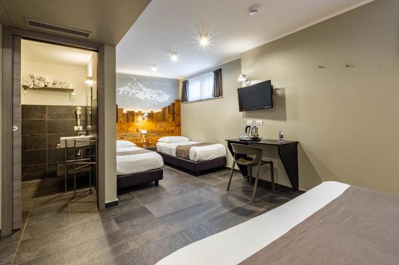 Economy Quadruple Room image 2