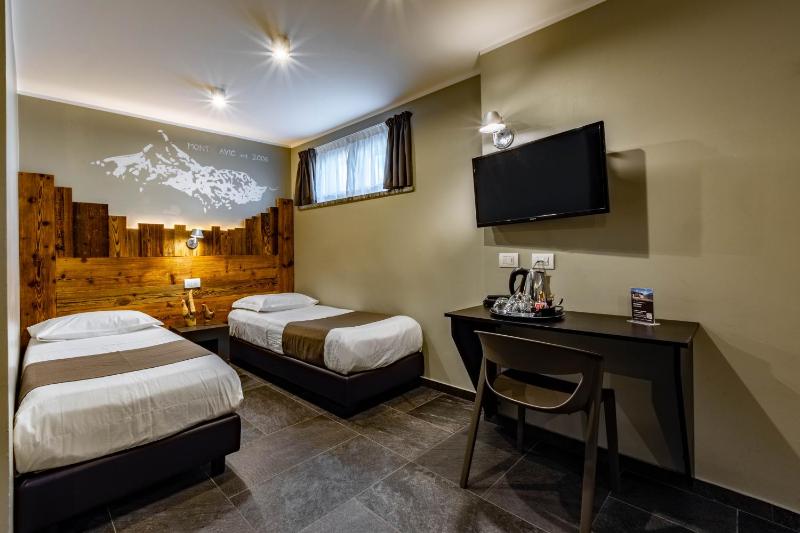 Economy Quadruple Room image 3