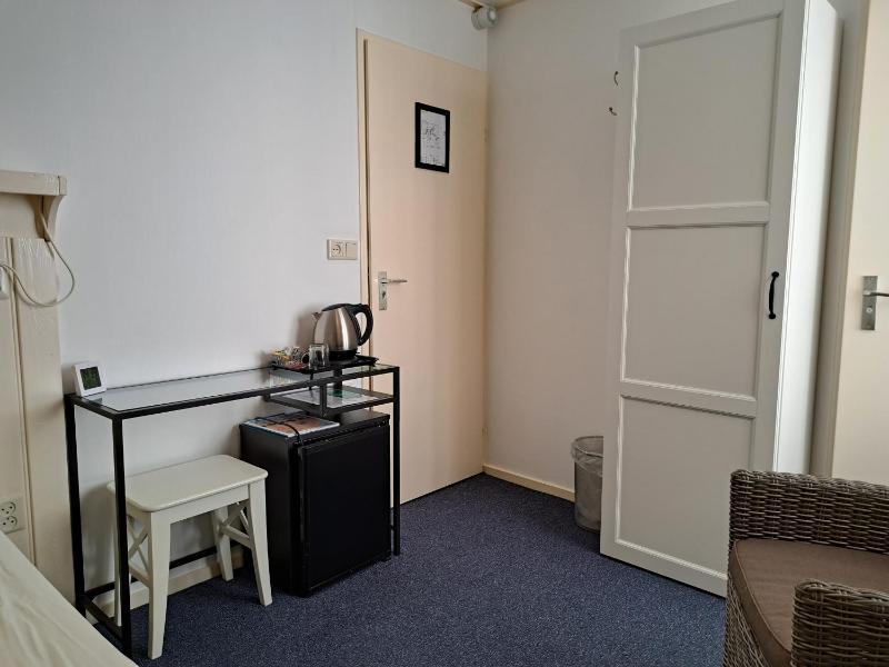 Single Room image 4