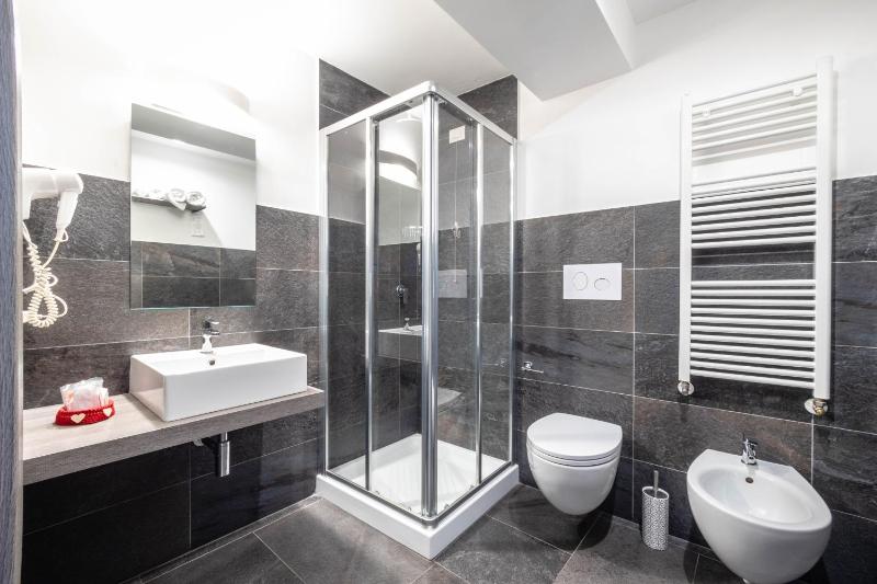 Classic Double Room image 4