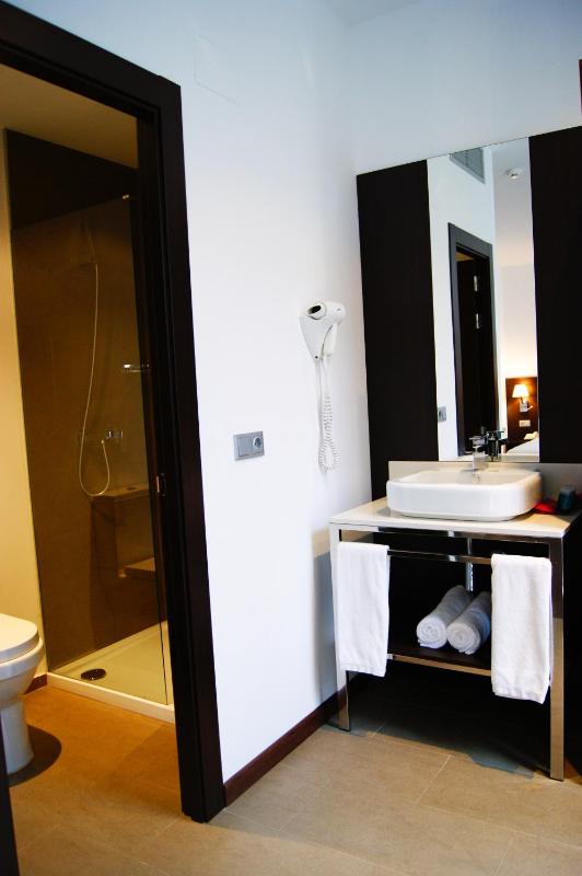 Standard Quadruple Room image 3