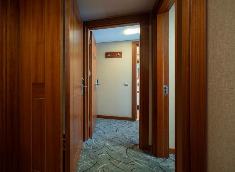 Connected Family Room with 2 Bedrooms & 2 Private Bathrooms image 3