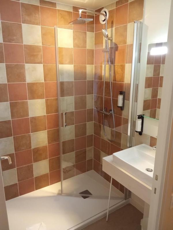 Standard King Room image 3