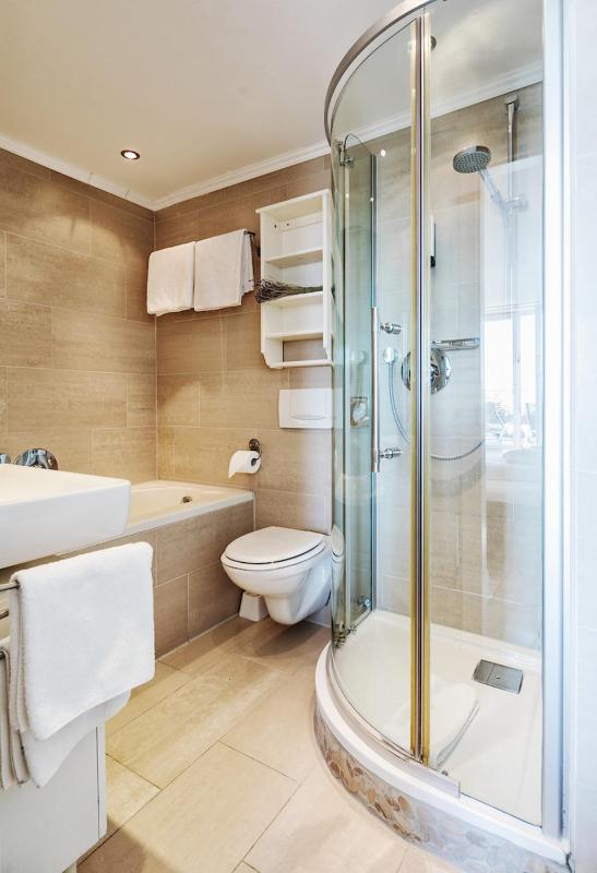 Double Room image 4