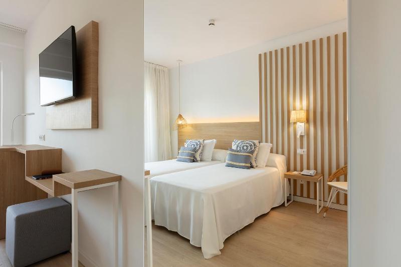 Twin Room with Pool View image 4