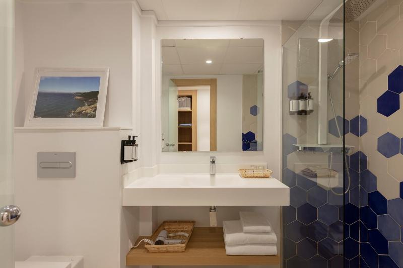 Twin Room image 4