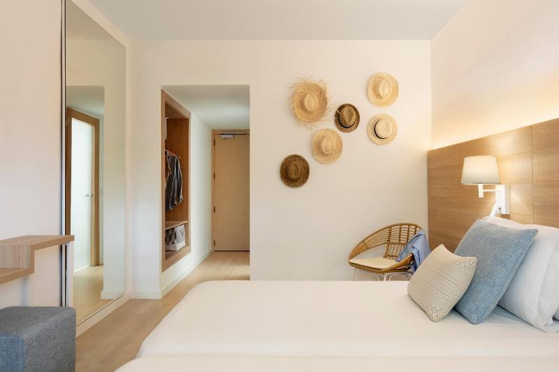 Twin Room image 3