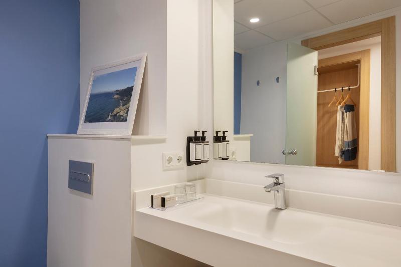 Triple Room (2 Adults + 1 Child) image 2
