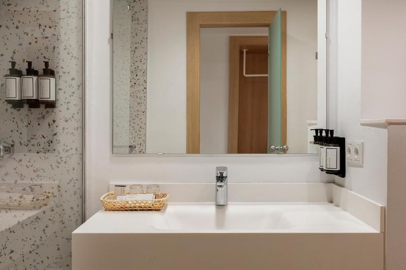 Triple Room (2 Adults + 1 Child) image 4