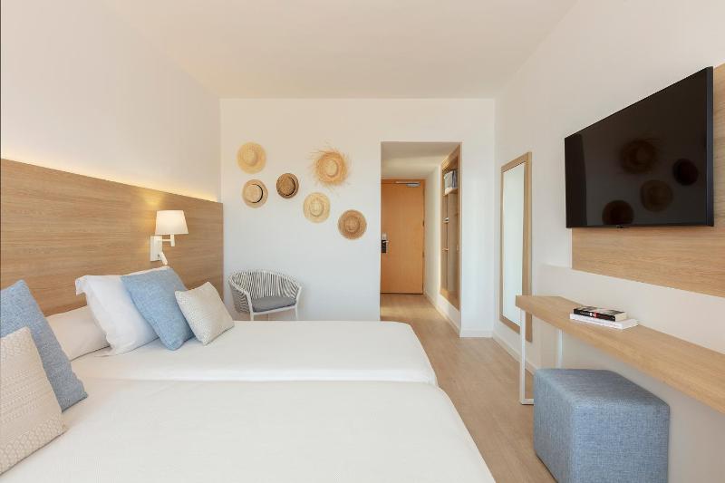 Triple Room (2 Adults + 1 Child) image 1