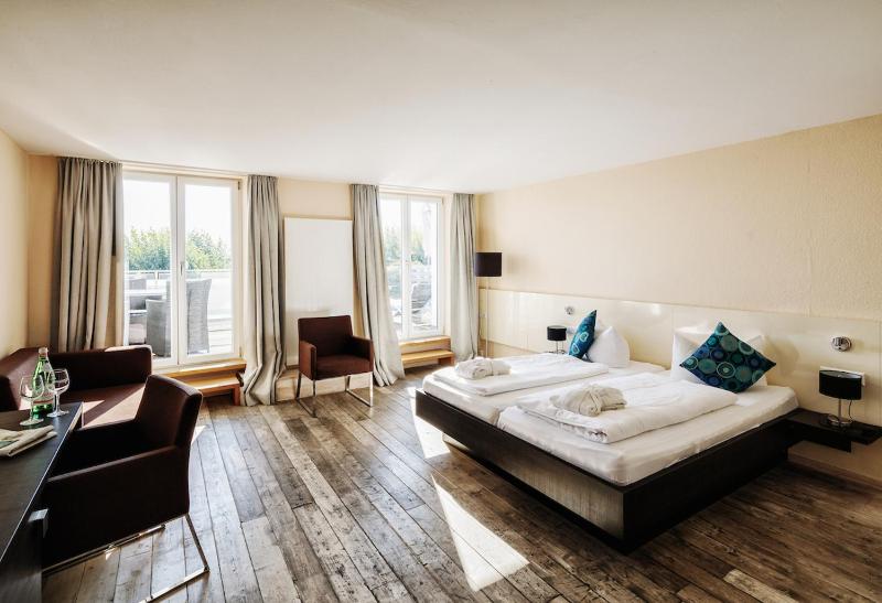 Double Room with Lake View image 3