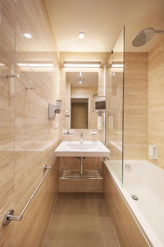 Deluxe Triple Room image 3