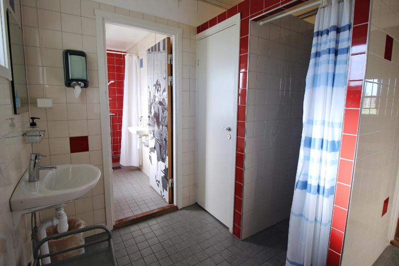 Single Room with Shared Bathroom image 4