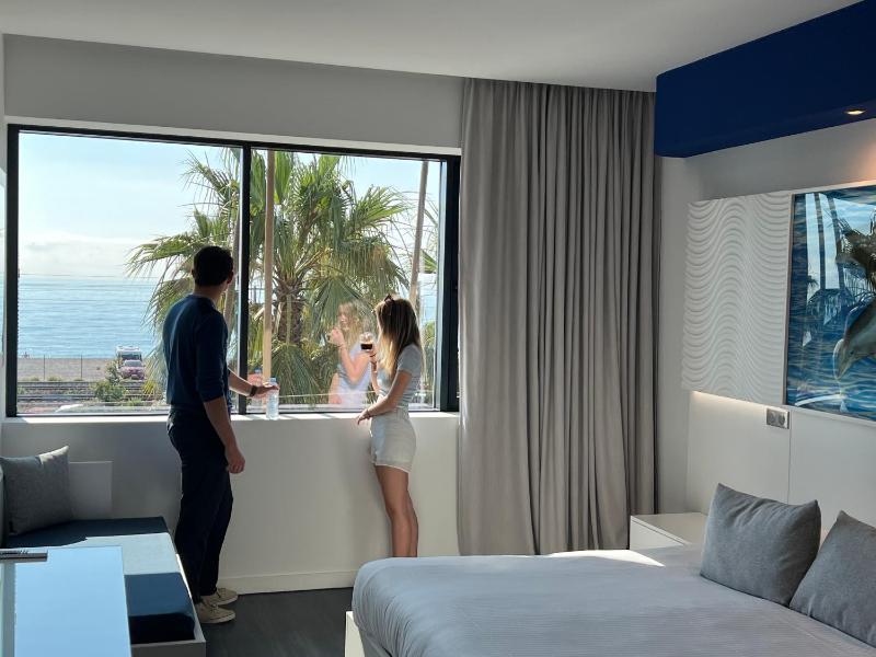 Double Room with Sea View image 4