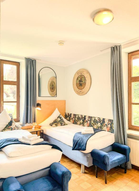 Twin Room image 3