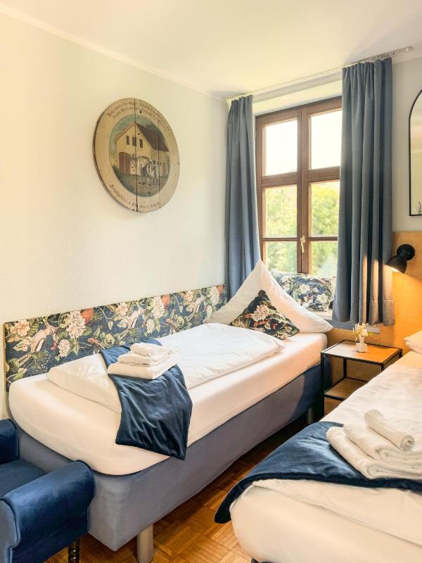 Twin Room image 4
