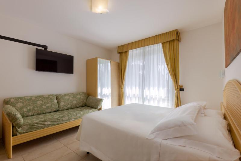 Superior Triple Room image 4