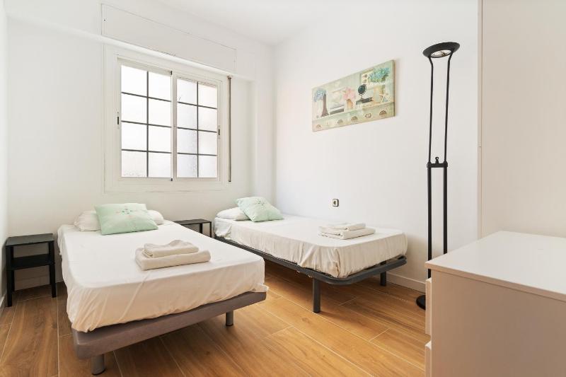 Sunny 3BR2BA w Private Terrace AC - image 3