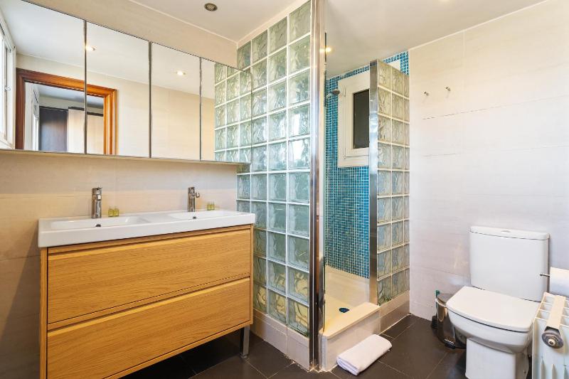 Sunny 3BR2BA w Private Terrace AC - image 2