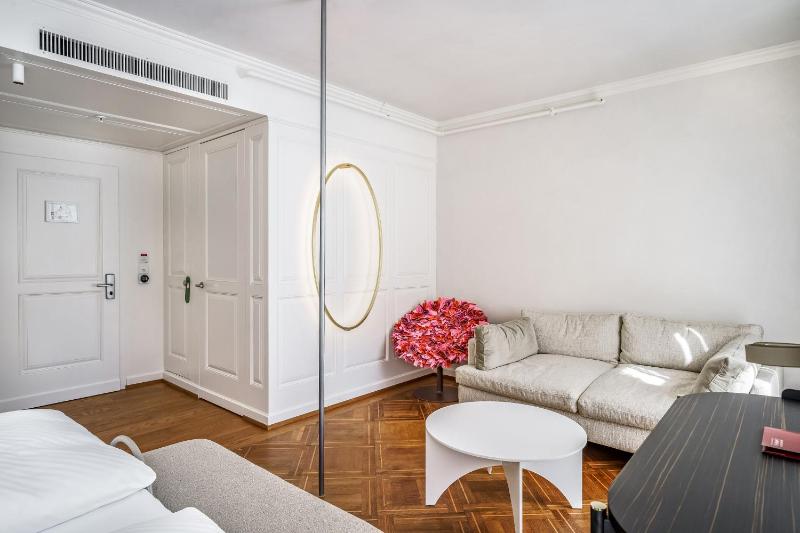 Deluxe King Room image 2