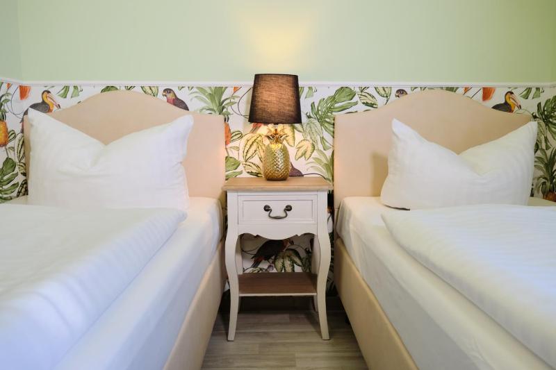 Standard Twin Room image 4