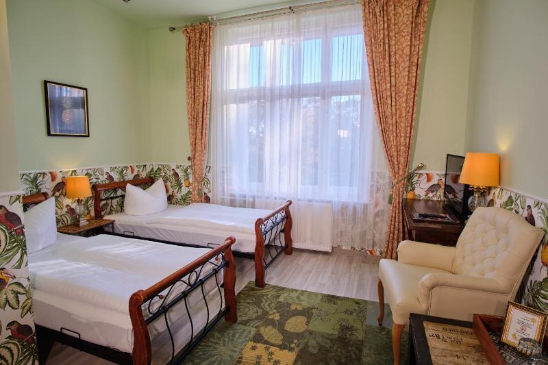 Standard Twin Room image 3