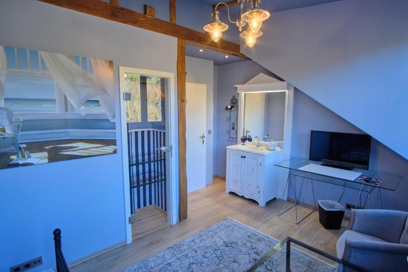 Single Room with Shared Bathroom image 3