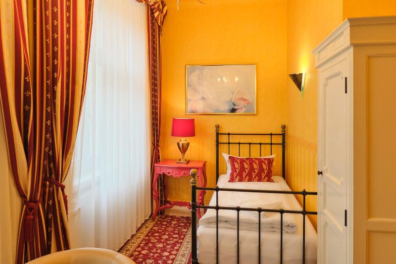 Single Room image 4