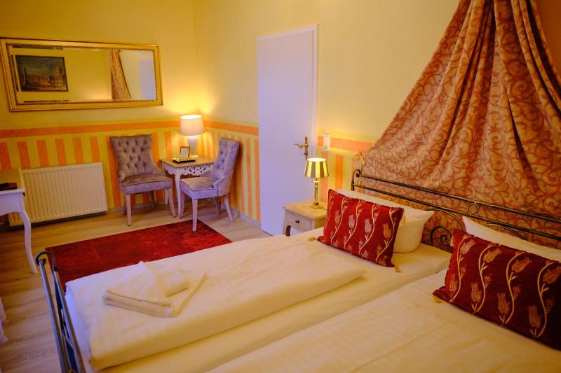 Double Room image 2