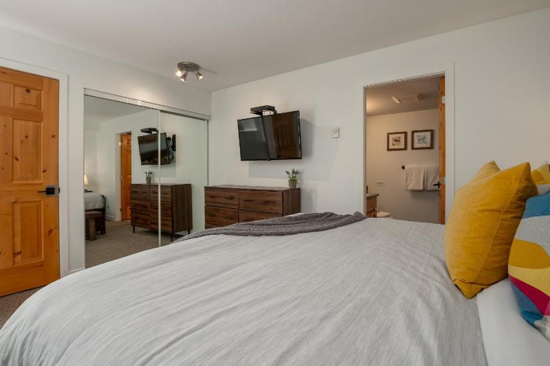 2BR plus Loft in Valhalla Village Location Covered Patio King Bed Hot Tub - image 20