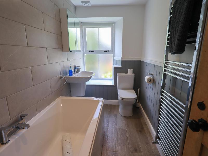Brook Cottage - image 12