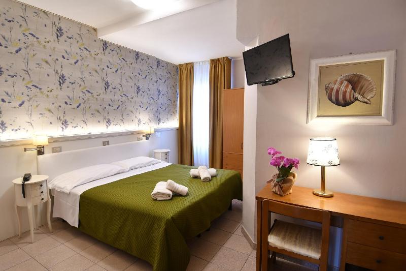 Double or Twin Room image 4
