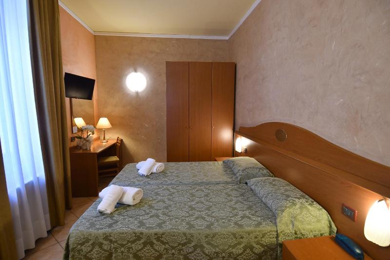 Double or Twin Room image 3