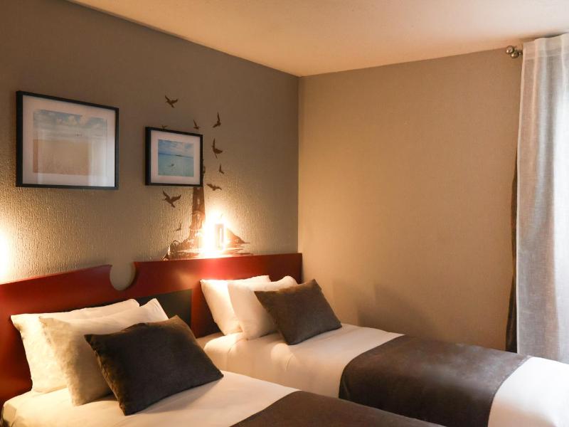 Twin Room image 4