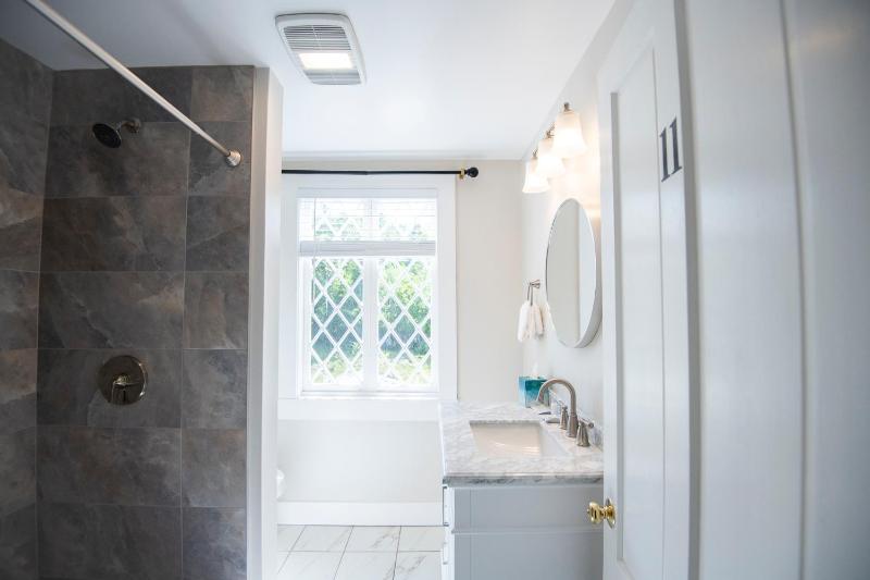 Queen w/ Detached Bathroom, Room 11 image 4