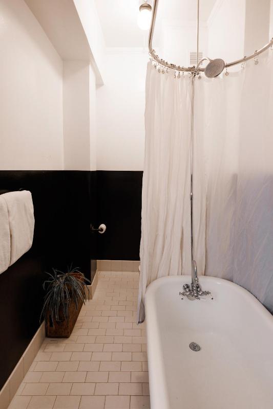 Deluxe Queen Room - Self Check-in with Virtual Front Desk image 3