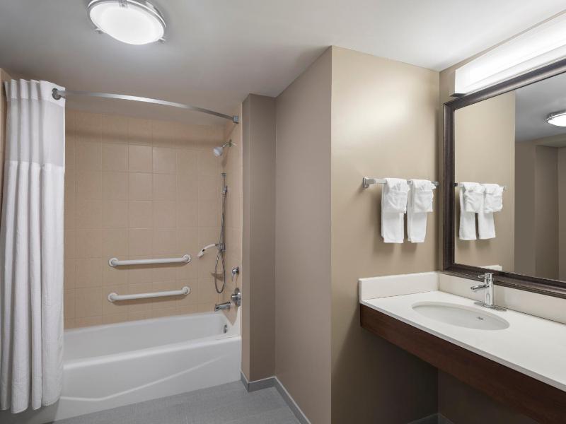 Double Room with Two Double Beds - Hearing Mobility Access with Tub - Non-Smoking image 4