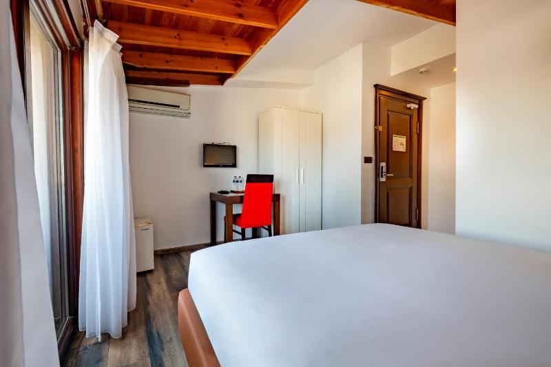 Standard Double Room image 3