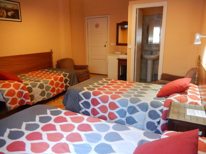 Triple Room with Shared Bathroom image 2