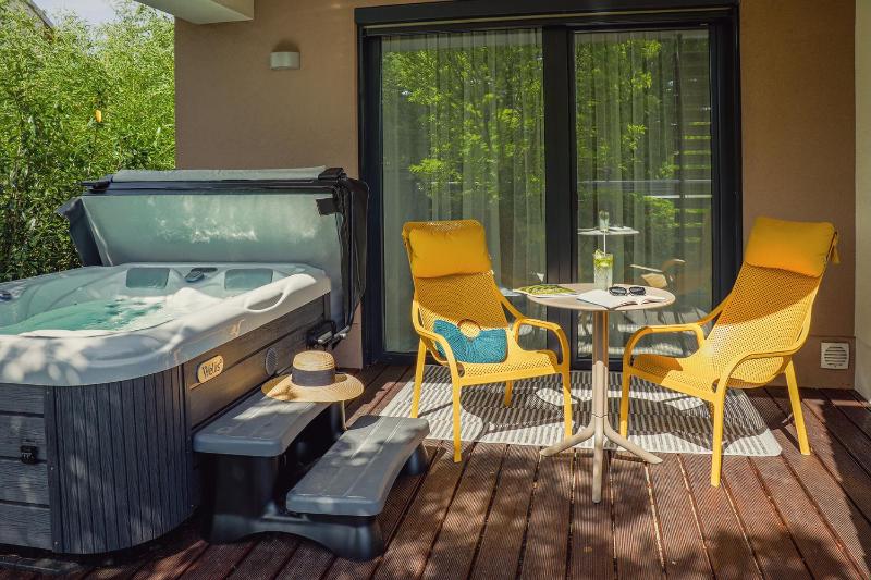 Deluxe Suite with Spa Bath image 2