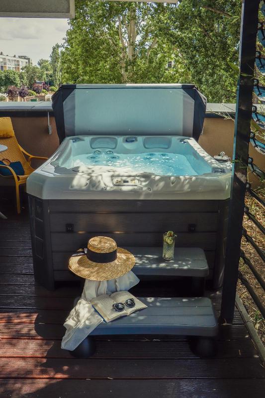 Deluxe Suite with Spa Bath image 4