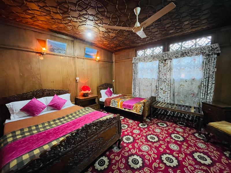 New Sea Palace Houseboats - image 3